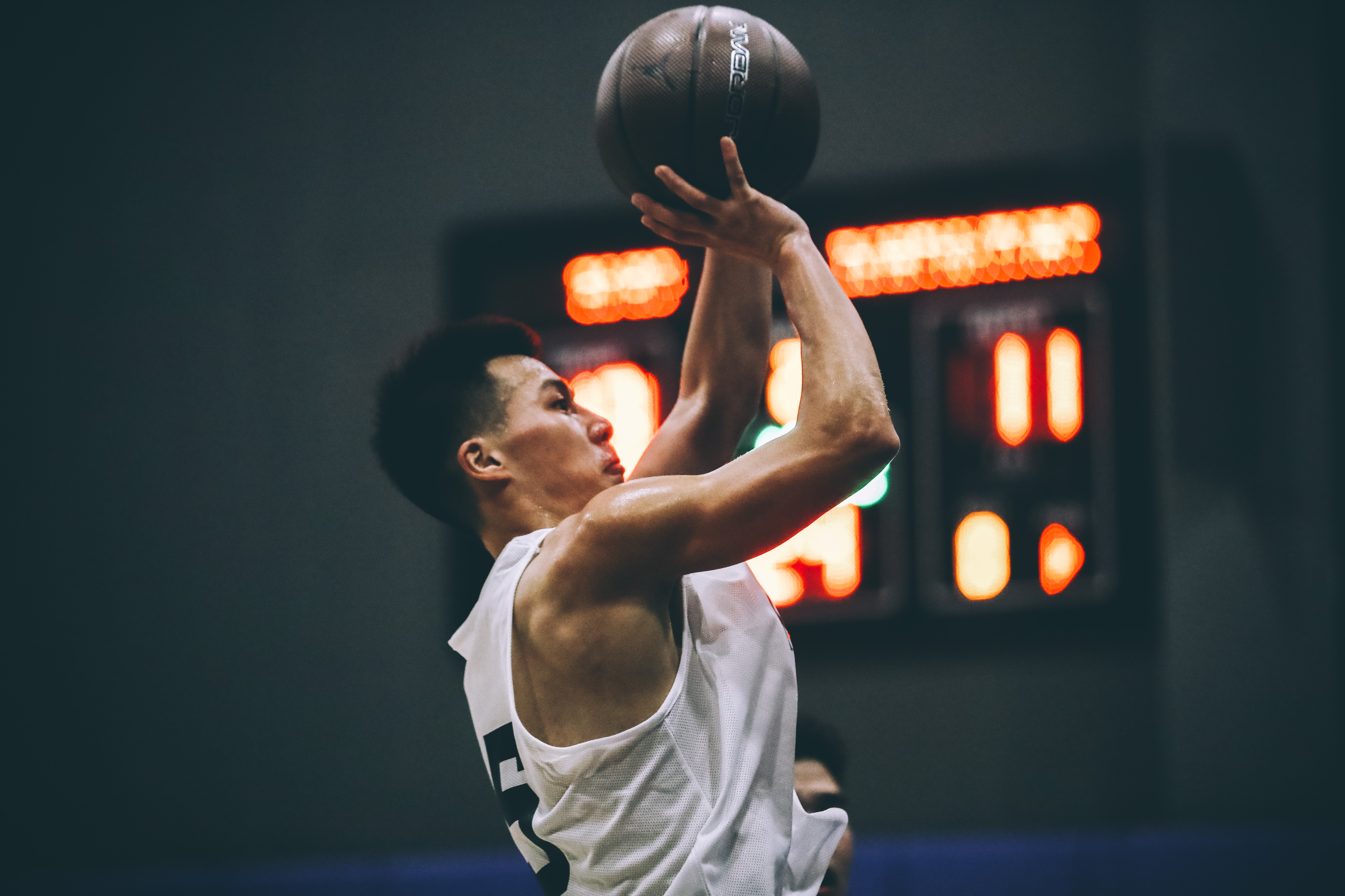 南美篮球精英赛场上演激烈对抗，雄心壮志令人期待的简单介绍